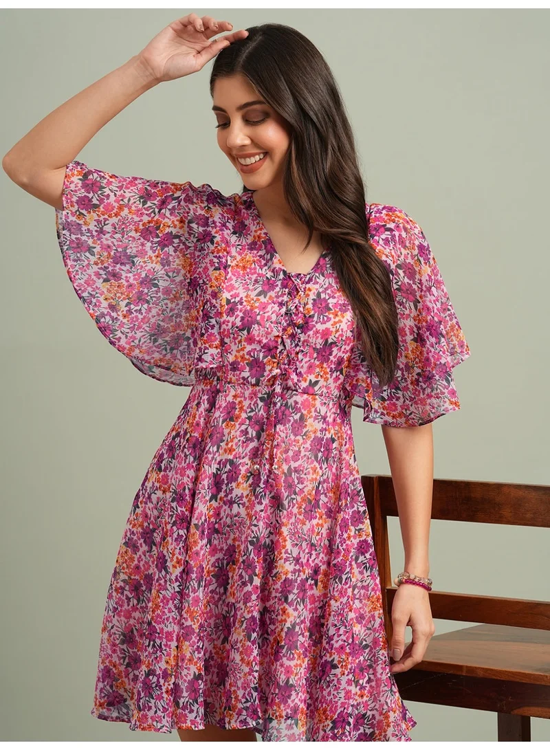 جلو باص فستان نسائي قصير بياقة على شكل حرف  وأكمام واسعة وطبعات زهور وتفاصيل ربط